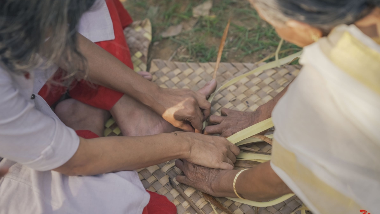 Palm leaf floor mat making- Palakkad, Kerala. Community experiences organized by Moksha Stories.