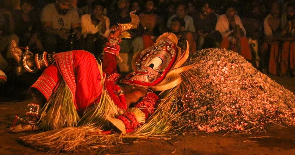 Pottan Theyyam resting on pyre