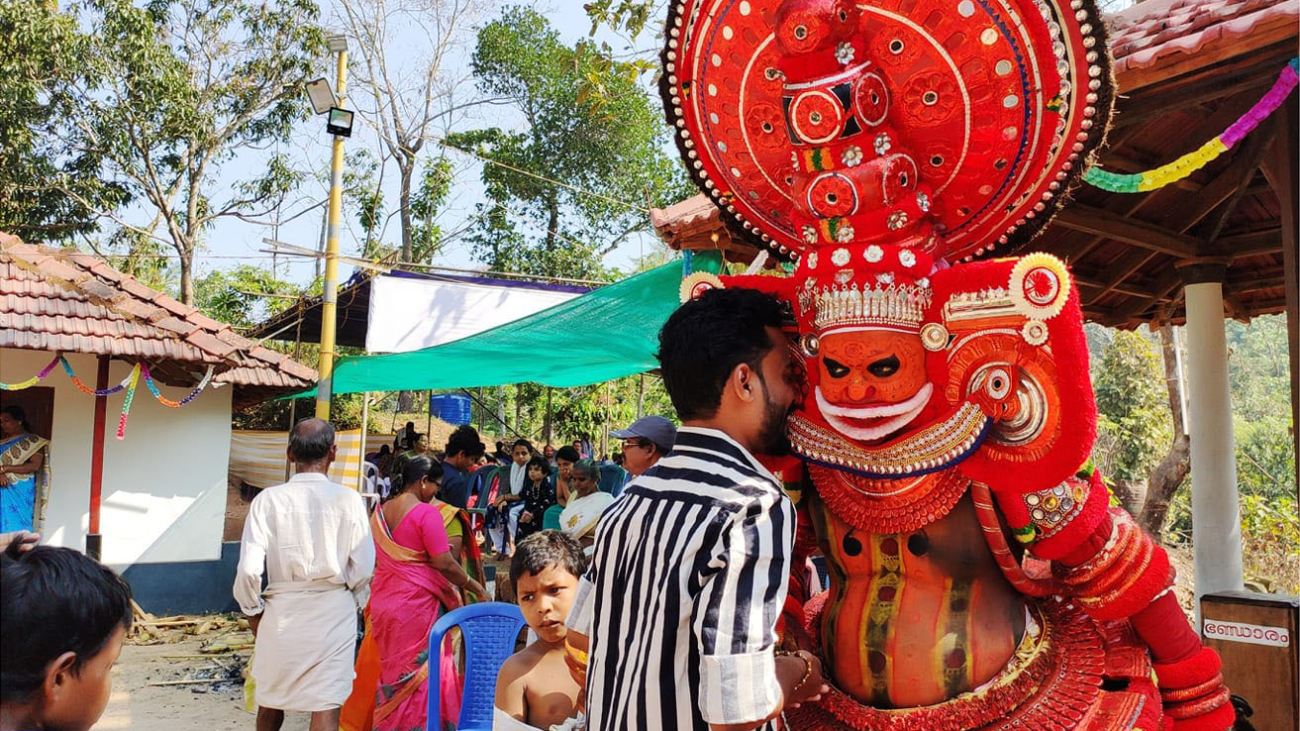 A devotee speaking to a theyyam