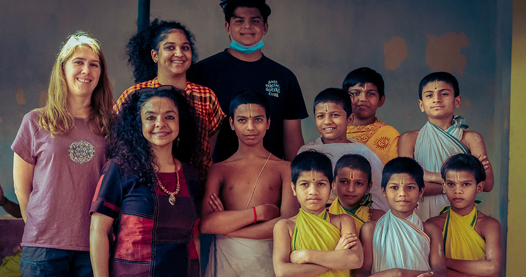 Our travelers posing for a photo with children