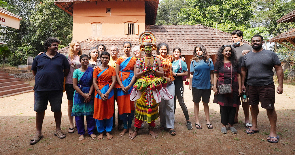 Guest posing with Ottanthullal performer.